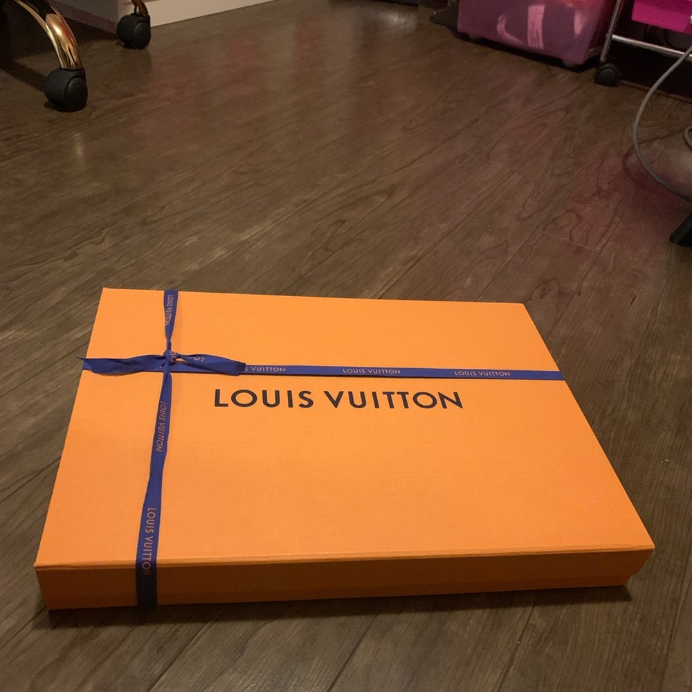 Authentic Louis Vuitton box for a scarf - Picture 1 of 6